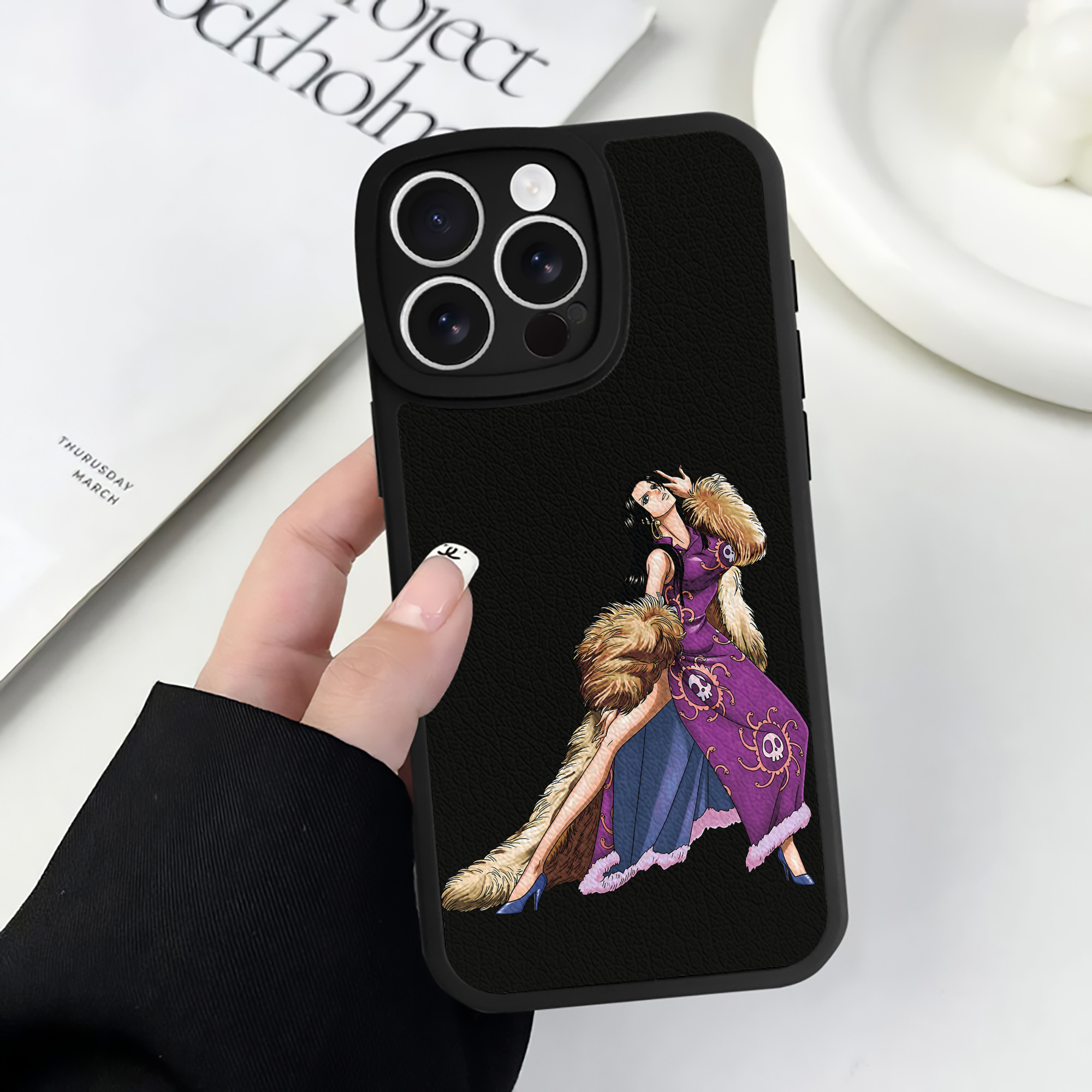 （画像用） ワンピース ボア・ハンコック ONE PIECE Boa·Hancock 【iPhone 16シリーズ対応】シリコンスマホケース（レザー調） 材質：シリコン